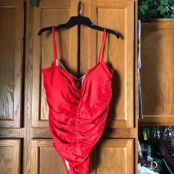 NWT J Crew Ruched Sweetheart One-Piece Swimsuit Pop of Red Size 24 - Picture 2 of 7